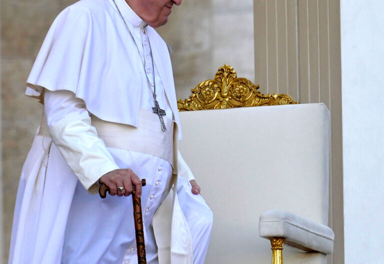 El papa Francisco, con bastón