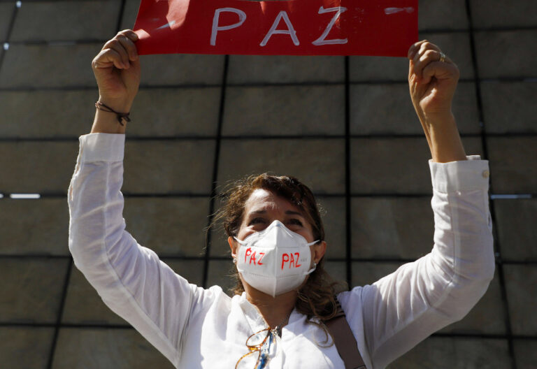 mujer mexicana con letrero de 'paz'