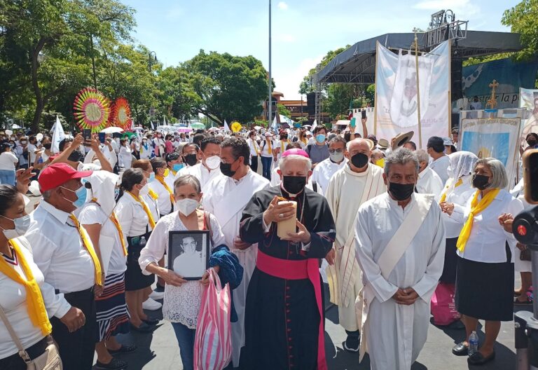obispo Ramón Castro en caminata por La Paz