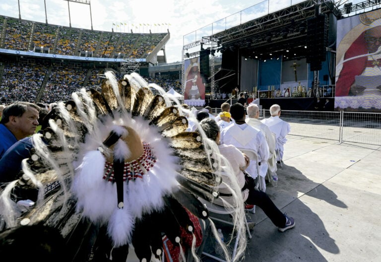 El Vaticano devuelve a Canadá 62 objetos de los pueblos indígenas