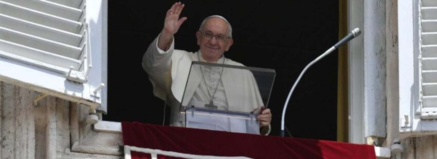 Francisco invita en el ángelus a “tocar y mirar de frente” a quien vive la miseria