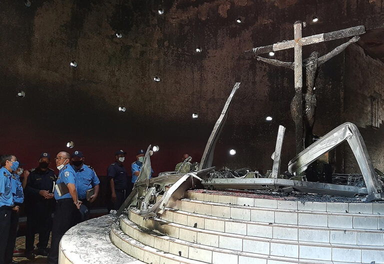 Ortega fulmina (literalmente) las procesiones de Nicaragua