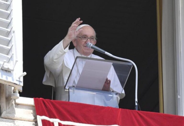 El Papa en el ángelus: “¡Cuántas veces enviamos mensajes a las personas que amamos! Hagámoslo
