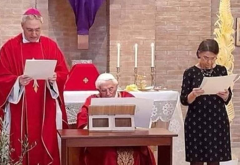 Benedicto XVI celebra la misa durante su enfermedad