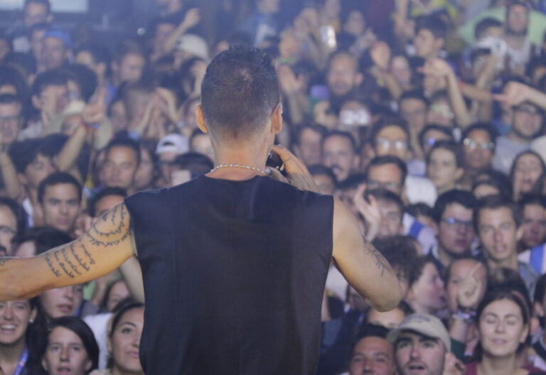 El arzobispo de Santiago saca la cara por los jóvenes de la PEJ: “Se han divertido sanamente”