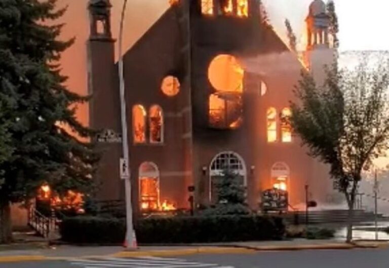 queman iglesia en Canada (año 2021)
