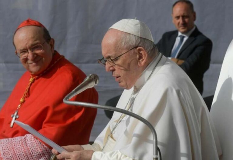 Francisco alienta el “renacimiento personal y colectivo” de L’Aquila