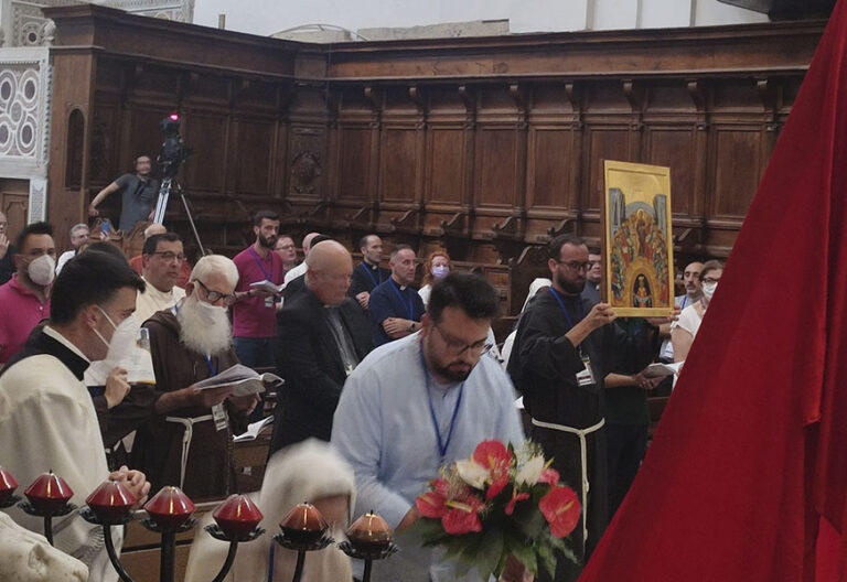 Francisco pide a los liturgistas italianos no “clericalizar” a los laicos