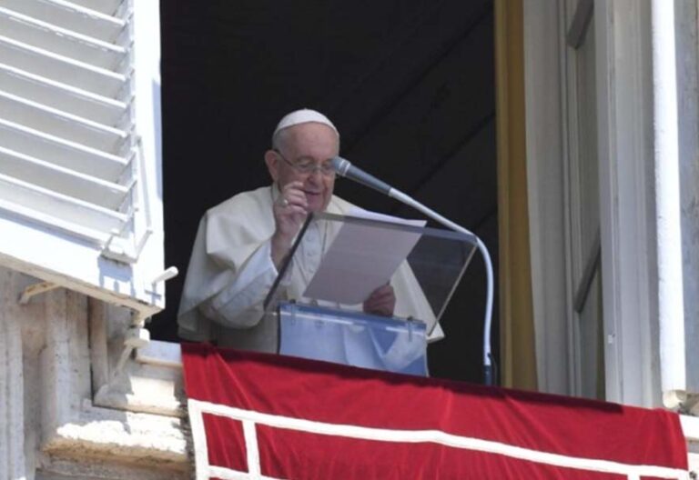 Francisco propone en el ángelus la confianza como remedio a “la ansiedad y preocupaciones
