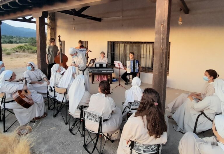 Agustinas con refugiados ucranianos