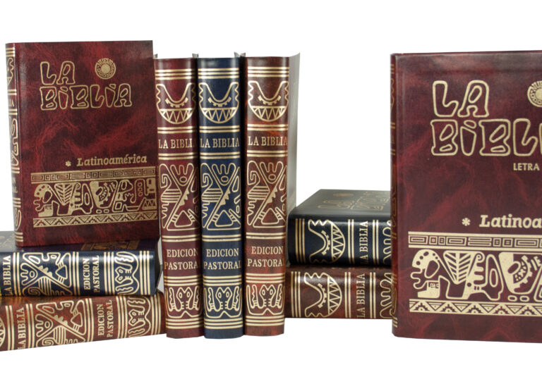 Ejemplares de 'La Biblia Latinoamericana' (San Pablo)