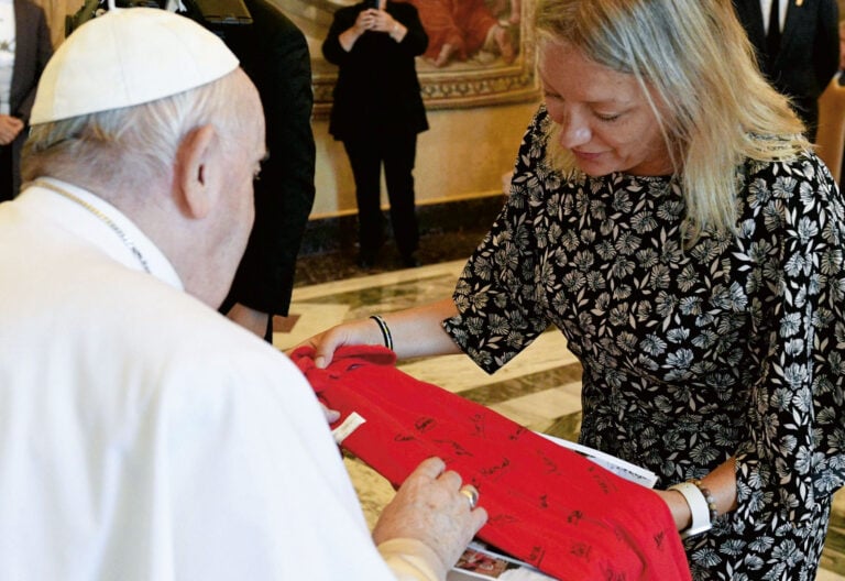 Alerta por el negocio de la caridad