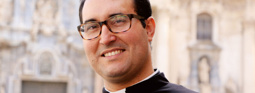 El tenor que soñó con debutar en La Scala y ahora canta misa