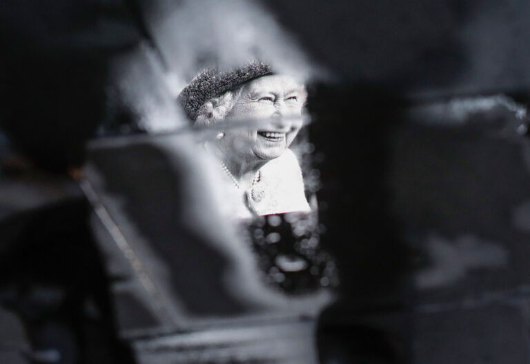 Imagen de Isabel II reflejada en un charco