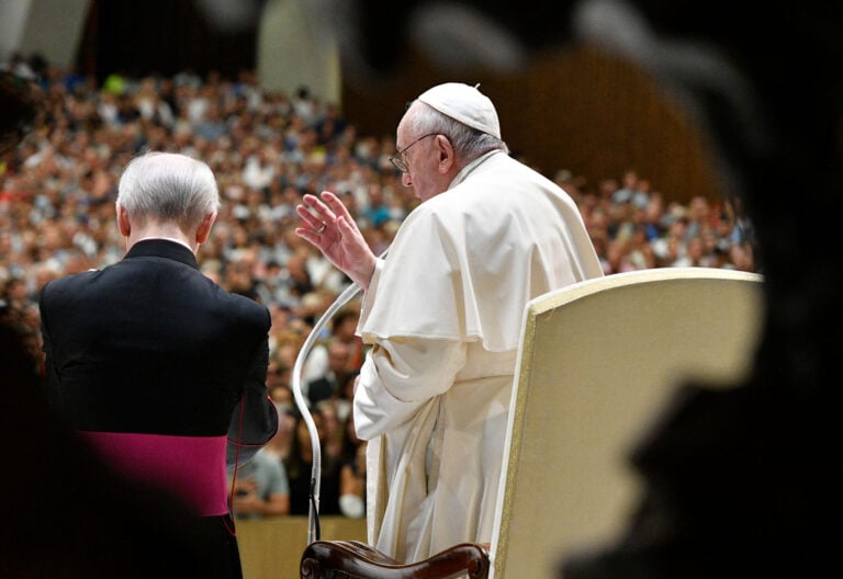 Francisco: “Es importante reflexionar sobre las causas de los flujos migratorios”