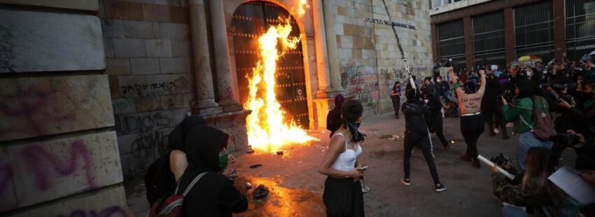 Abortistas atacan Catedral Primada de Bogotá