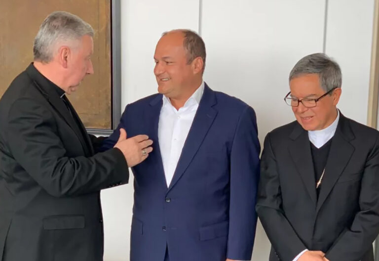 Obispo de Fontibón y Arzobispo de Bogotá con autoridades del aeropuerto