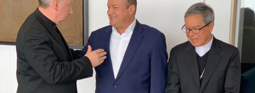 Obispo de Fontibón y Arzobispo de Bogotá con autoridades del aeropuerto