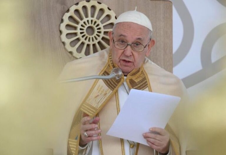 El Papa recuerda en el ángelus que “el Reino de Dios se realiza con los migrantes”