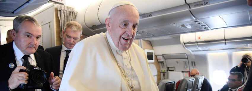 El papa Francisco en el vuelo rumbo a Kazajistán