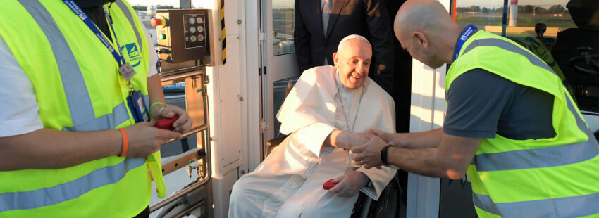 El papa Francisco avión silla de ruedas viaje Kazajistán