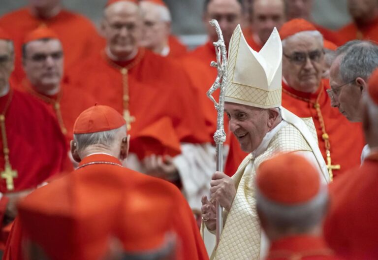 papa Francisco con cardenales