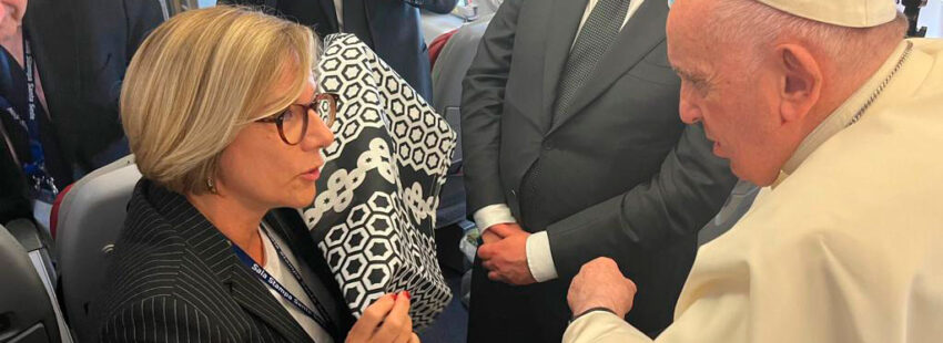 Eva Fernández (COPE) regala al papa Francisco un obsequio de las combonianas durante el vuelo a Kazajistán