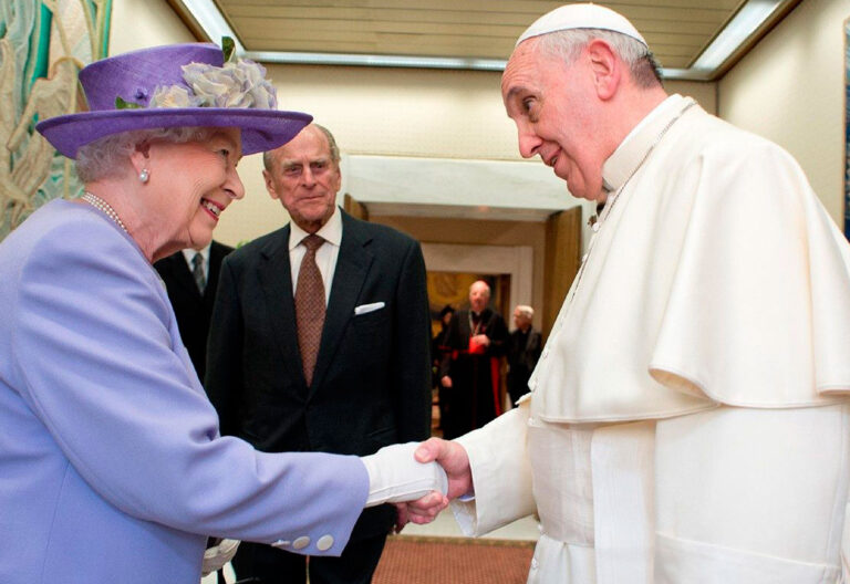 El papa Francisco, con la reina Isabel II en 2014 en el Vaticano
