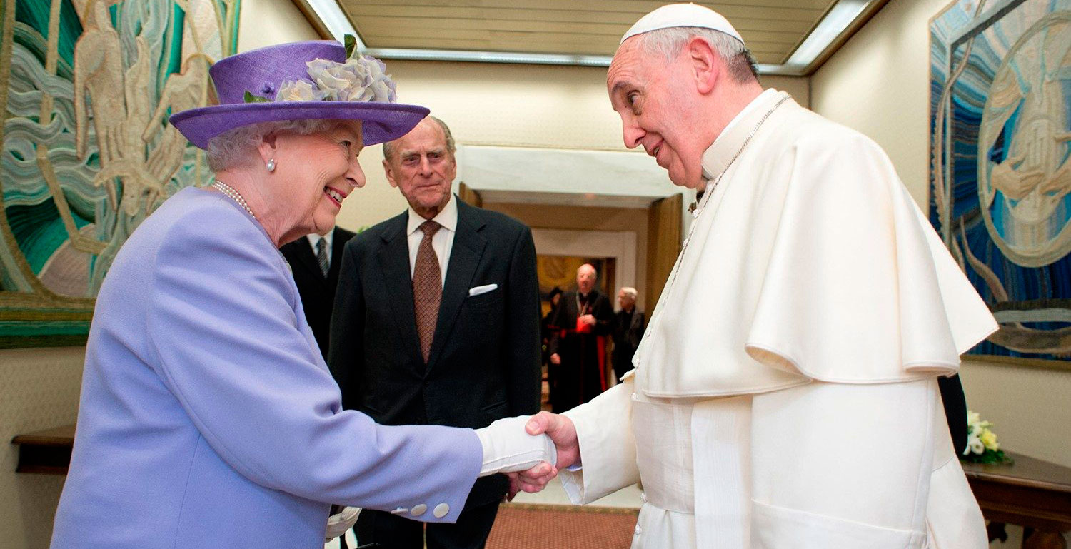 El papa Francisco, con la reina Isabel II en 2014 en el Vaticano