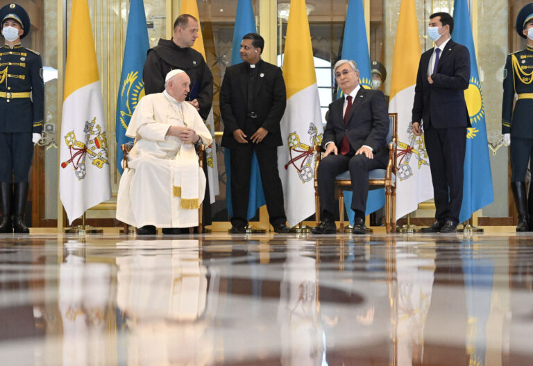 El papa Francisco, con el presidente de la República de Kazajistán