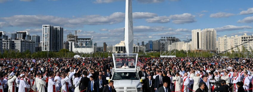 El papa Francisco, en el papamóvil antes de la misa en Nursultán (Kazajistán)