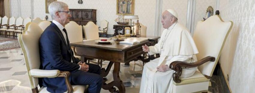 El CEO de Apple presenta al Papa sus novedades en inteligencia artificial