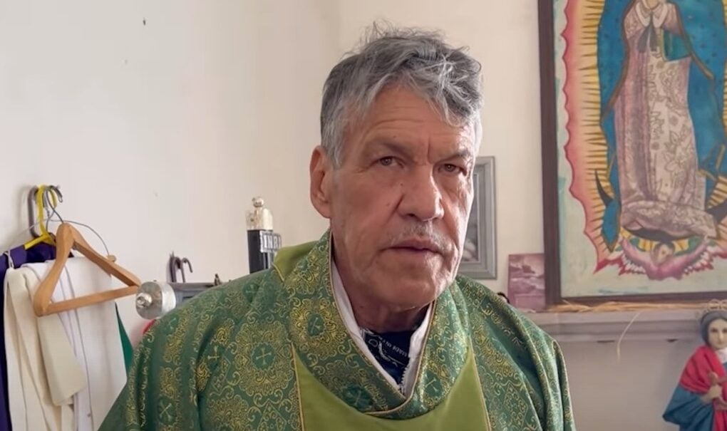 México: le retiran al famoso 'padre pistolas' la licencia para celebrar los  sacramentos