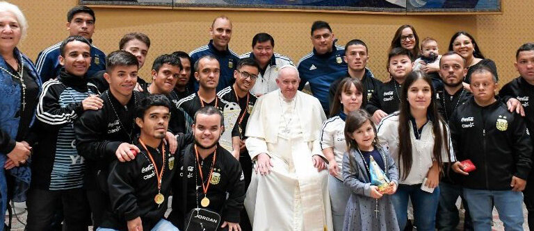 El Papa valoró el coraje de los jugadores de talla baja