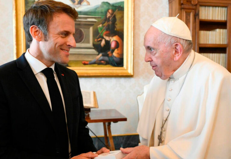 El papa Francisco con Macron