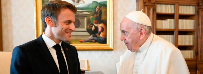 El papa Francisco con Macron