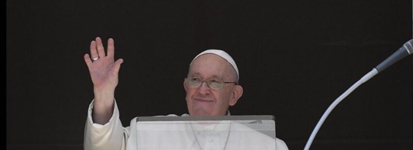 Francisco en el ángelus: “El Adviento es un tiempo para salir de los prejuicios hacia Dios y los