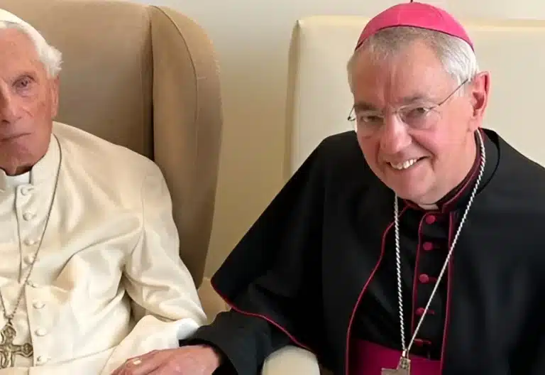 Benedicto XVI recibe al obispo alemán que renunció antes de cumplir 75 años