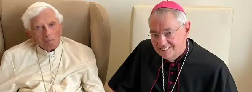 Benedicto XVI recibe al obispo alemán que renunció antes de cumplir 75 años