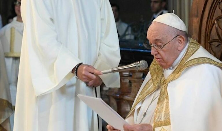 El Papa anima a los jóvenes en el ángelus a “no ser esclavos del móvil”