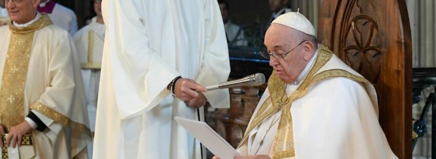 El Papa anima a los jóvenes en el ángelus a “no ser esclavos del móvil”
