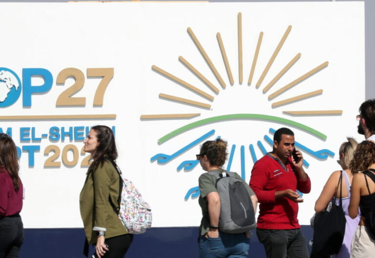 La gente espera una fila en la entrada del Centro Internacional de Convenciones de Sharm El Sheikh, durante la apertura de la cumbre climática COP27, en Sharm el-Sheikh, Egipto, 06 de noviembre de 2022