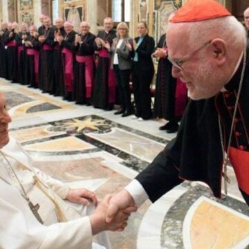 El cardenal Reinhard Marx saluda al papa Francisco en el Vaticano