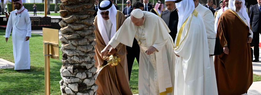 El papa Francisco planta un árbol en Bahrein