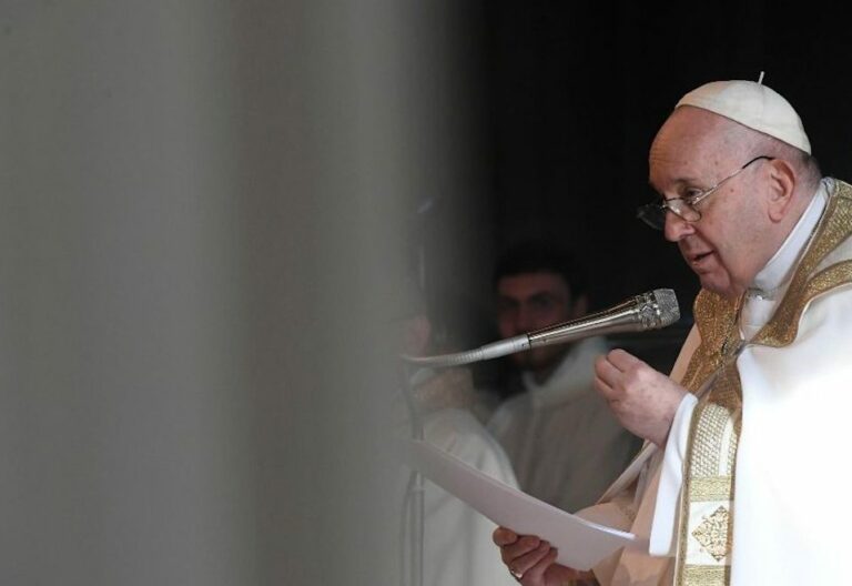 Francisco: “Desde la cruz, Jesús permanece con los brazos abiertos para decirte que nada de lo