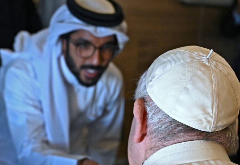 El papa Francisco en el avión a Bahrein