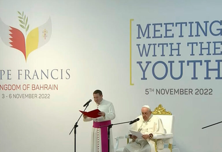 El papa Francisco con los jóvenes en Bahrein