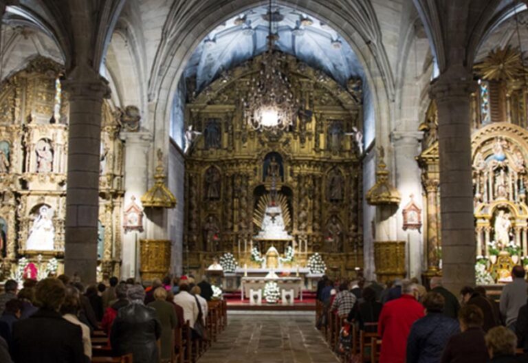 El Arzobispado de Santiago pide diálogo después de que unos feligreses apedrearan la casa de un