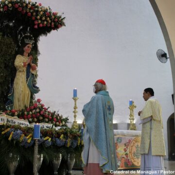 Leopoldo Brenes ante la Inmaculada Concepción