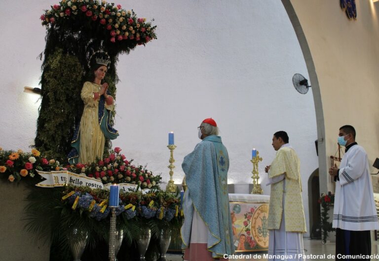 Leopoldo Brenes ante la Inmaculada Concepción